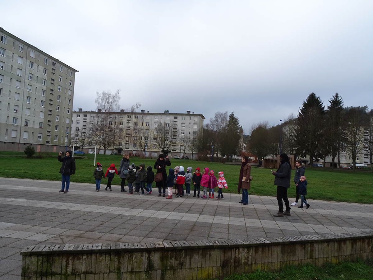 Balade dans le quartier de Bitola pour les élèves de l’école maternelle Champbeauvert !