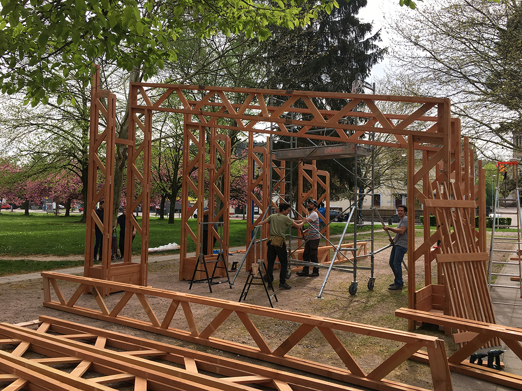 Dans le "Pavillon du projet" édifié au coeur de Bitola, les habitants sont invités à imaginer le futur parc public du quartier