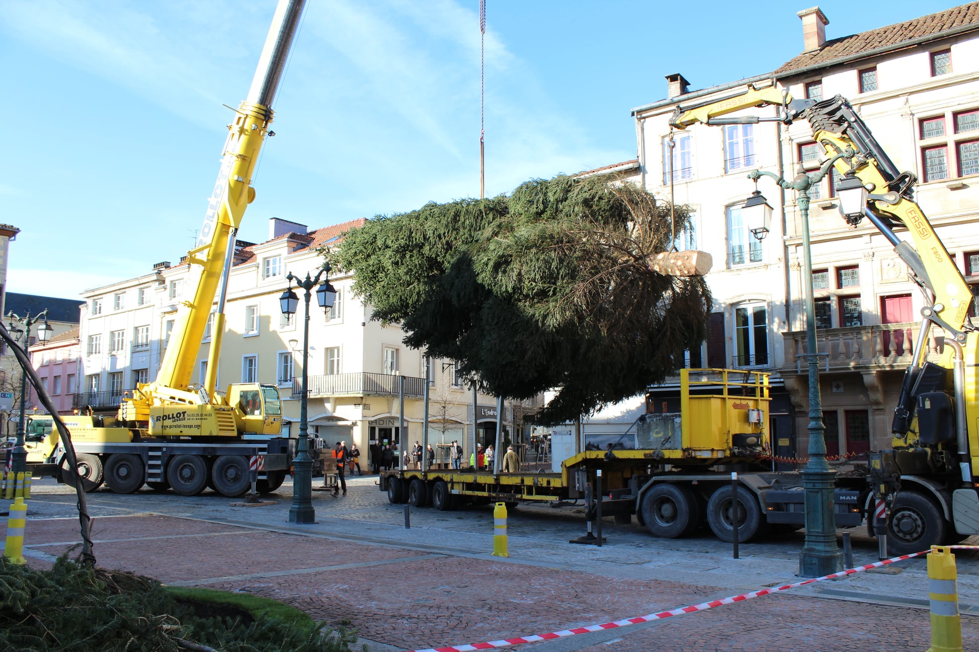 Le sapin de Noël est arrivé mercredi 25 novembre 2020 place des Vosges !