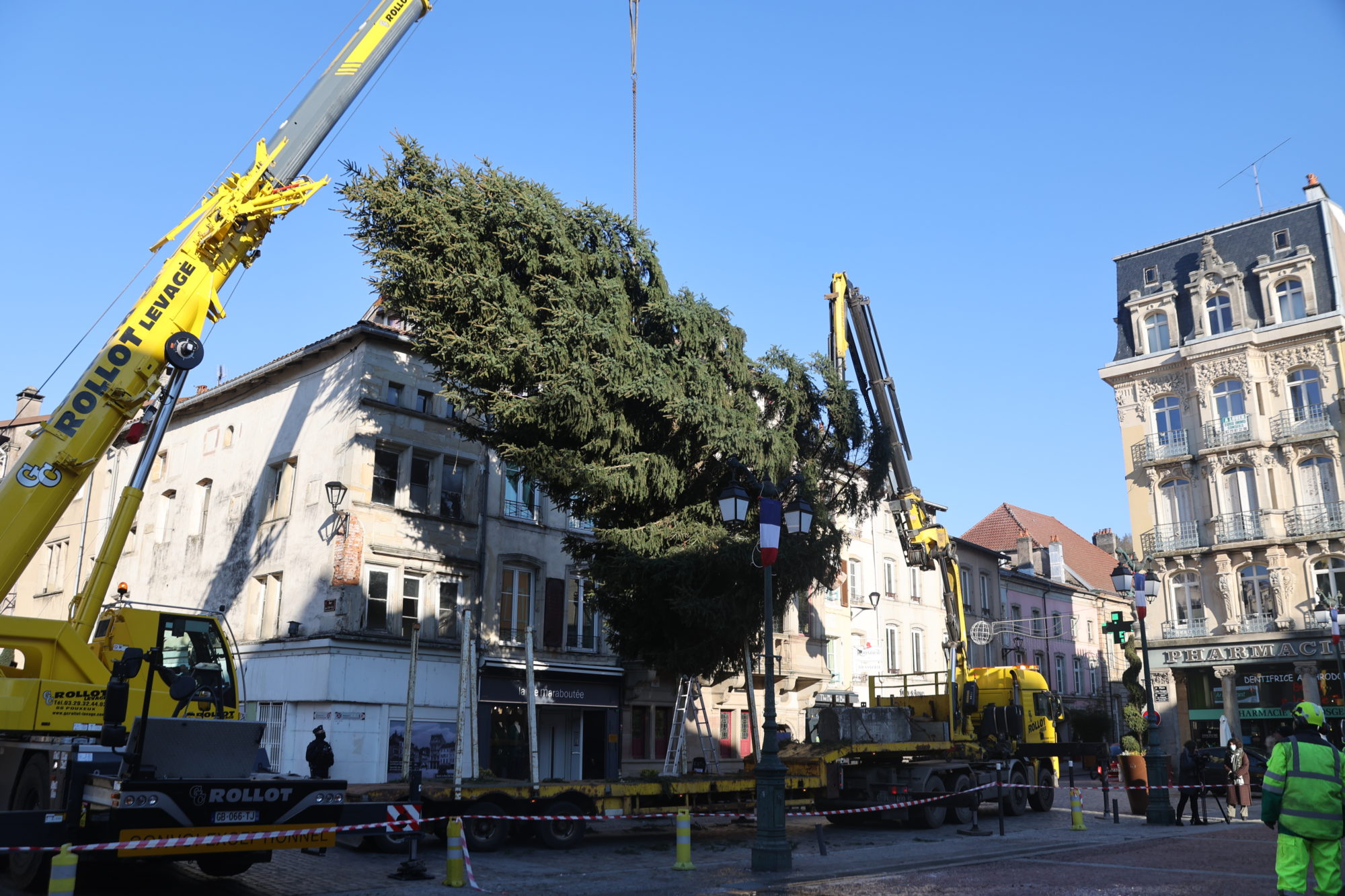 Le sapin de Noël est arrivé Place des Vosges