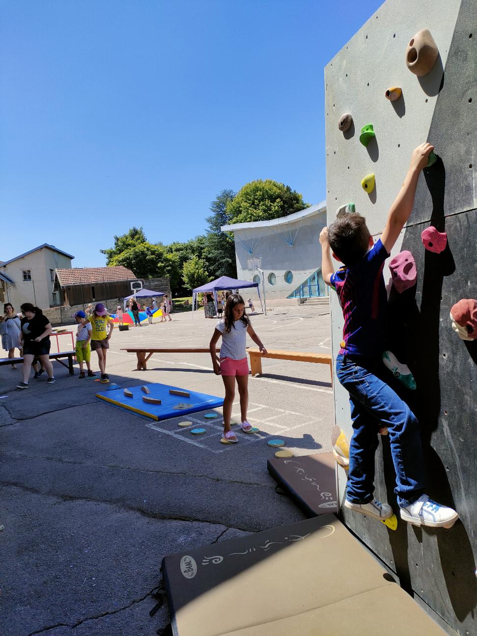Un peu d’escalade en plein cœur de ville avec la société “môôônn”