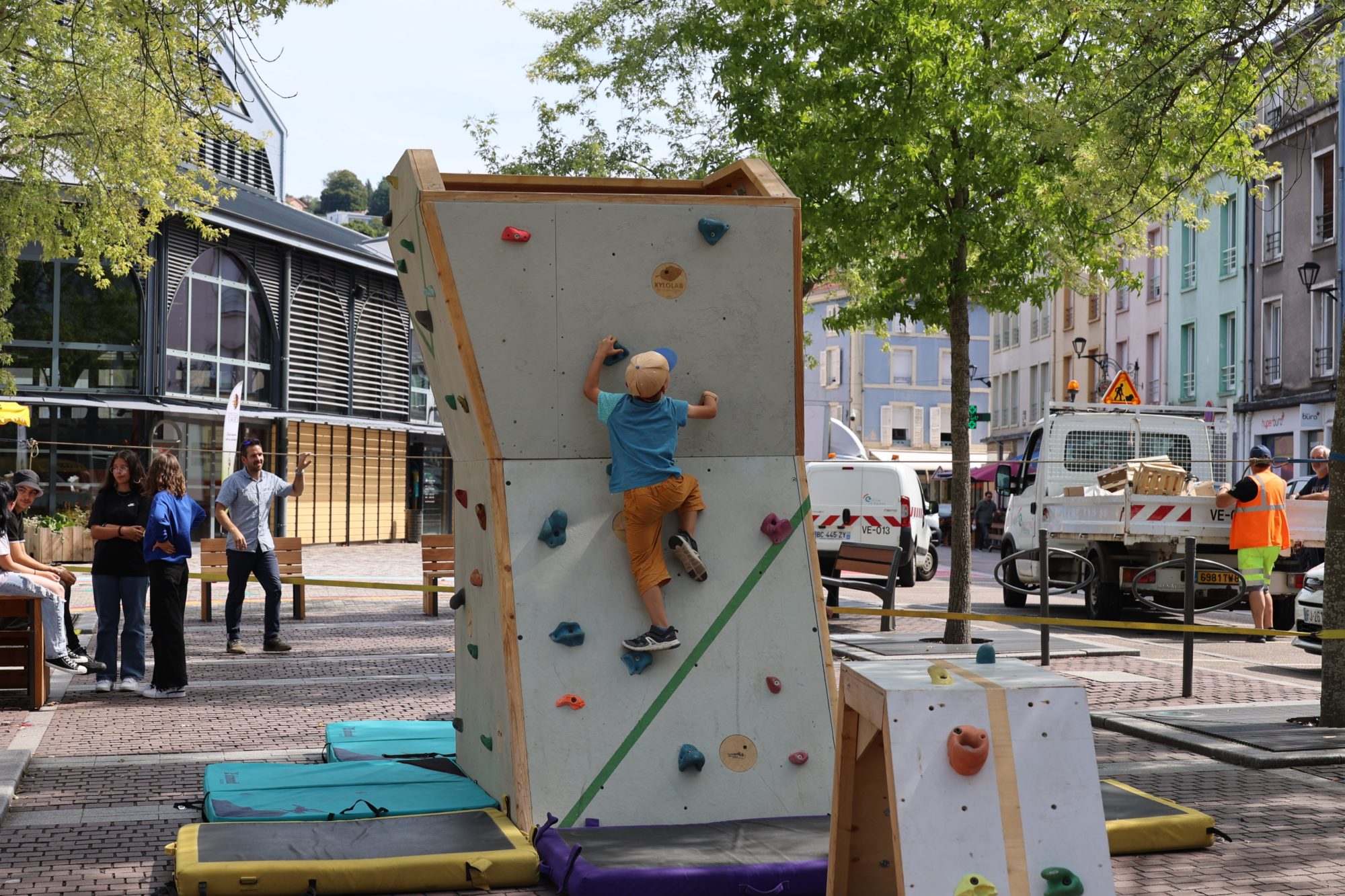 Un peu d’escalade en plein cœur de ville avec la société “môôônn”