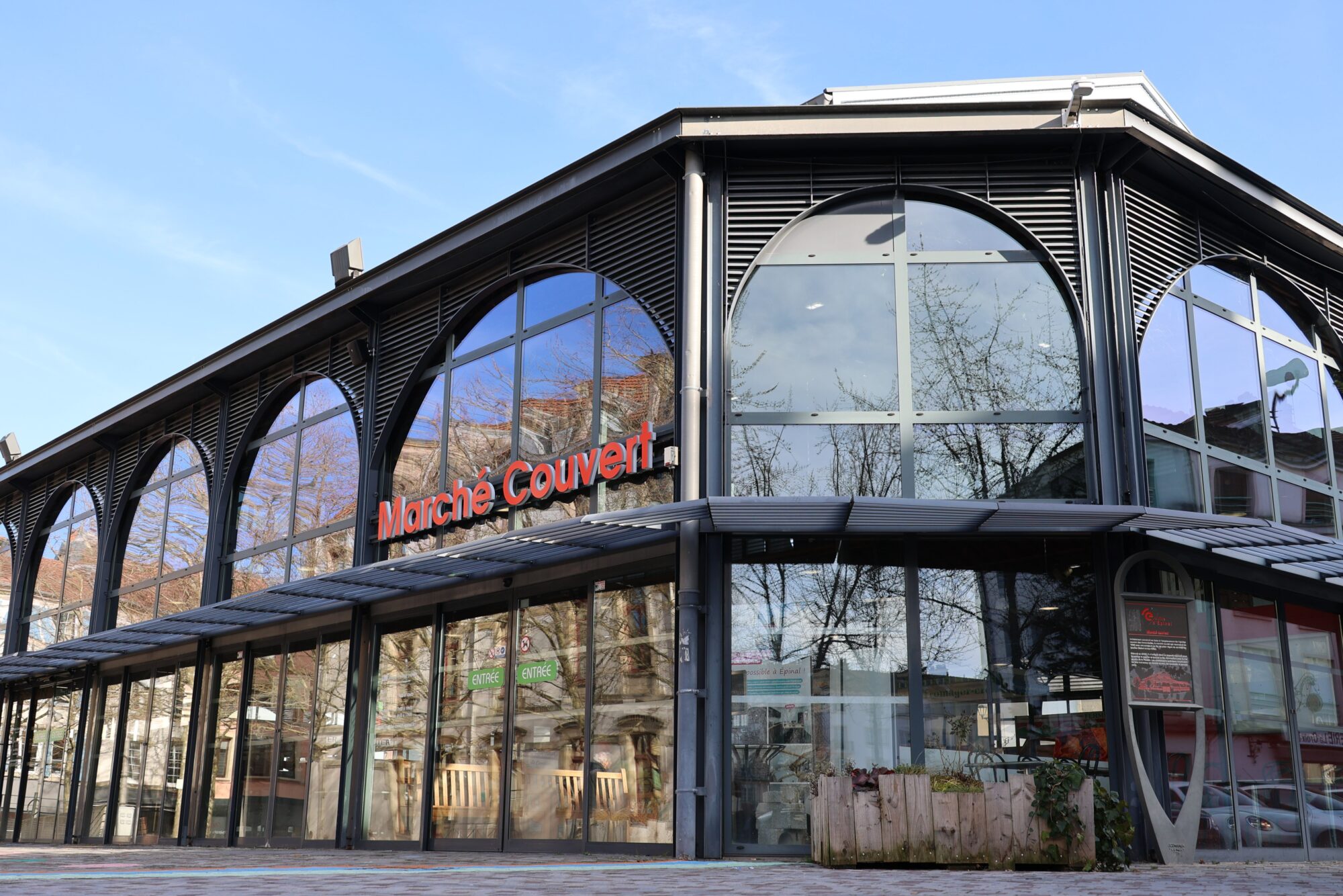 Un stand disponible à l’entrée du marché couvert